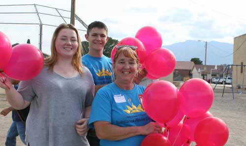 Brooke Curley Photo/ Gila Valley Central: From left: Kylee Sowers , Riley French, and Kathy Grimes get ready for the balloon release. 