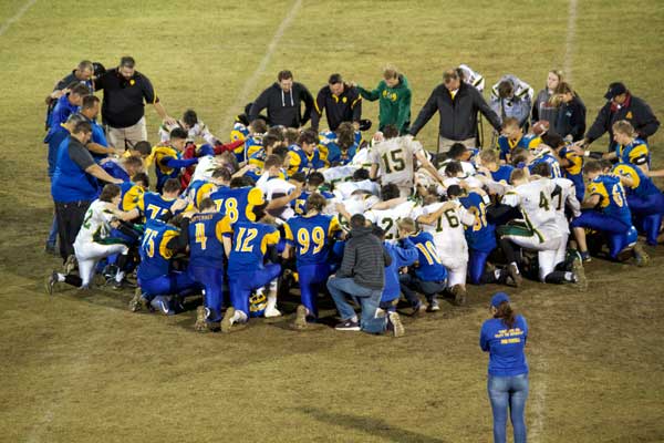 Jon Johnson Photo/Gila Valley Central: The Pima Roughriders join the Gilbert Christian Knights in an after-game prayer. 